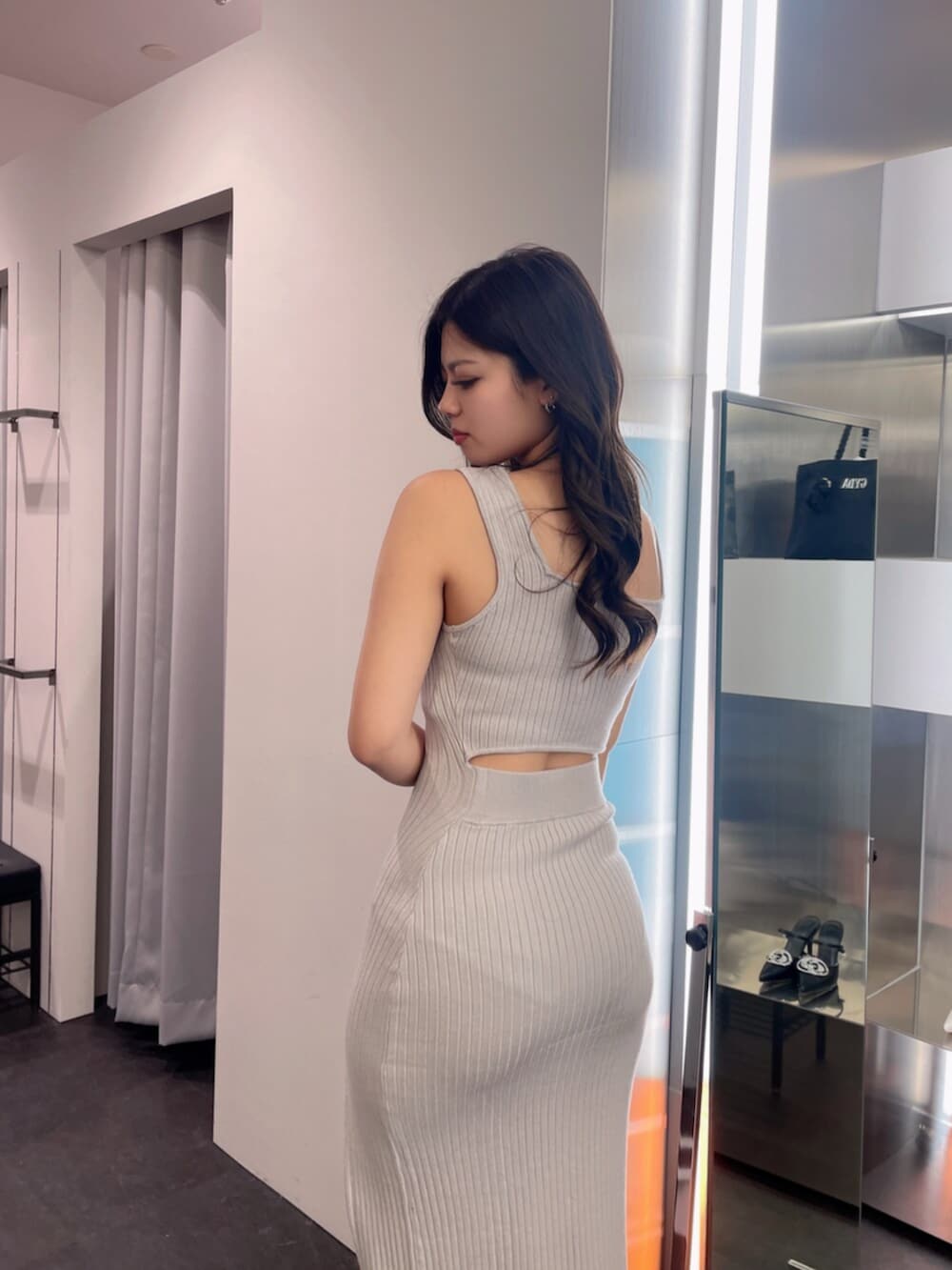 ブラック系のシャツ/ブラウス、グレー系のワンピース、ブラック系のサンダルを着用したレディースの春コーディネートの6枚目の写真