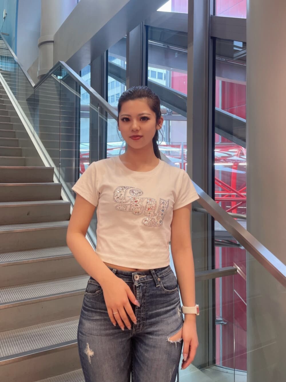 シルバー系のサンダル、ホワイト系のTシャツ/カットソー、ブルー系のデニムパンツを着用したレディースの春コーディネートの4枚目の写真