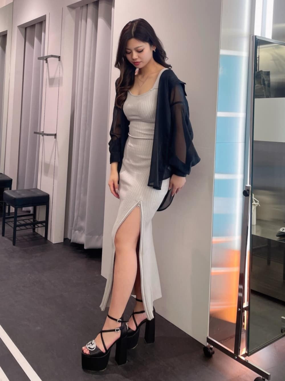 ブラック系のシャツ/ブラウス、グレー系のワンピース、ブラック系のサンダルを着用したレディースの春コーディネートの2枚目の写真