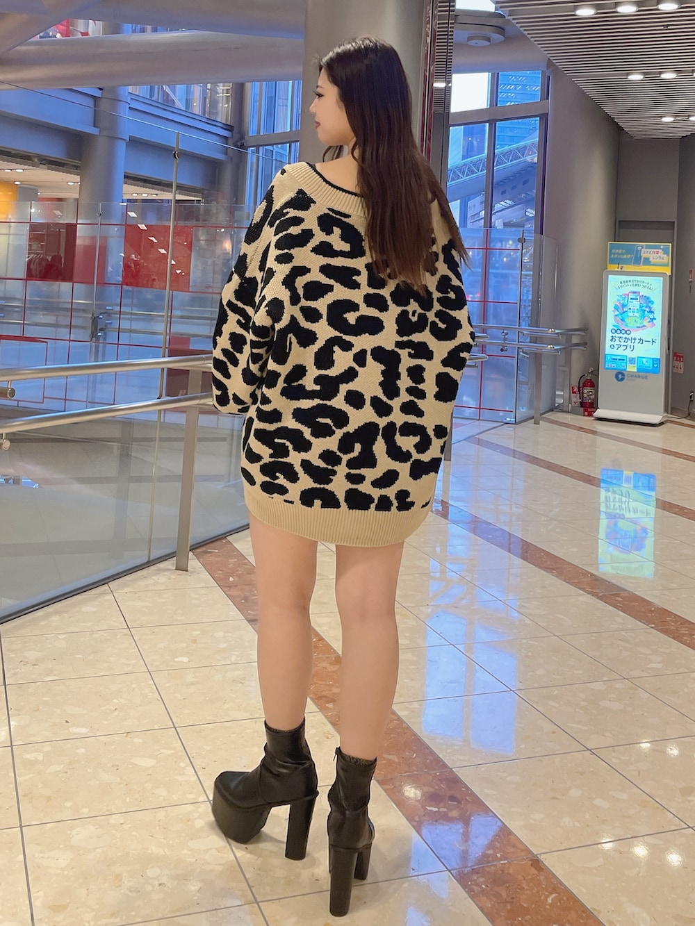 ブラック系のスカート、ホワイト系のキャミソール、ベージュ系のカーディガン/ボレロを着用したレディースの春コーディネートの3枚目の写真