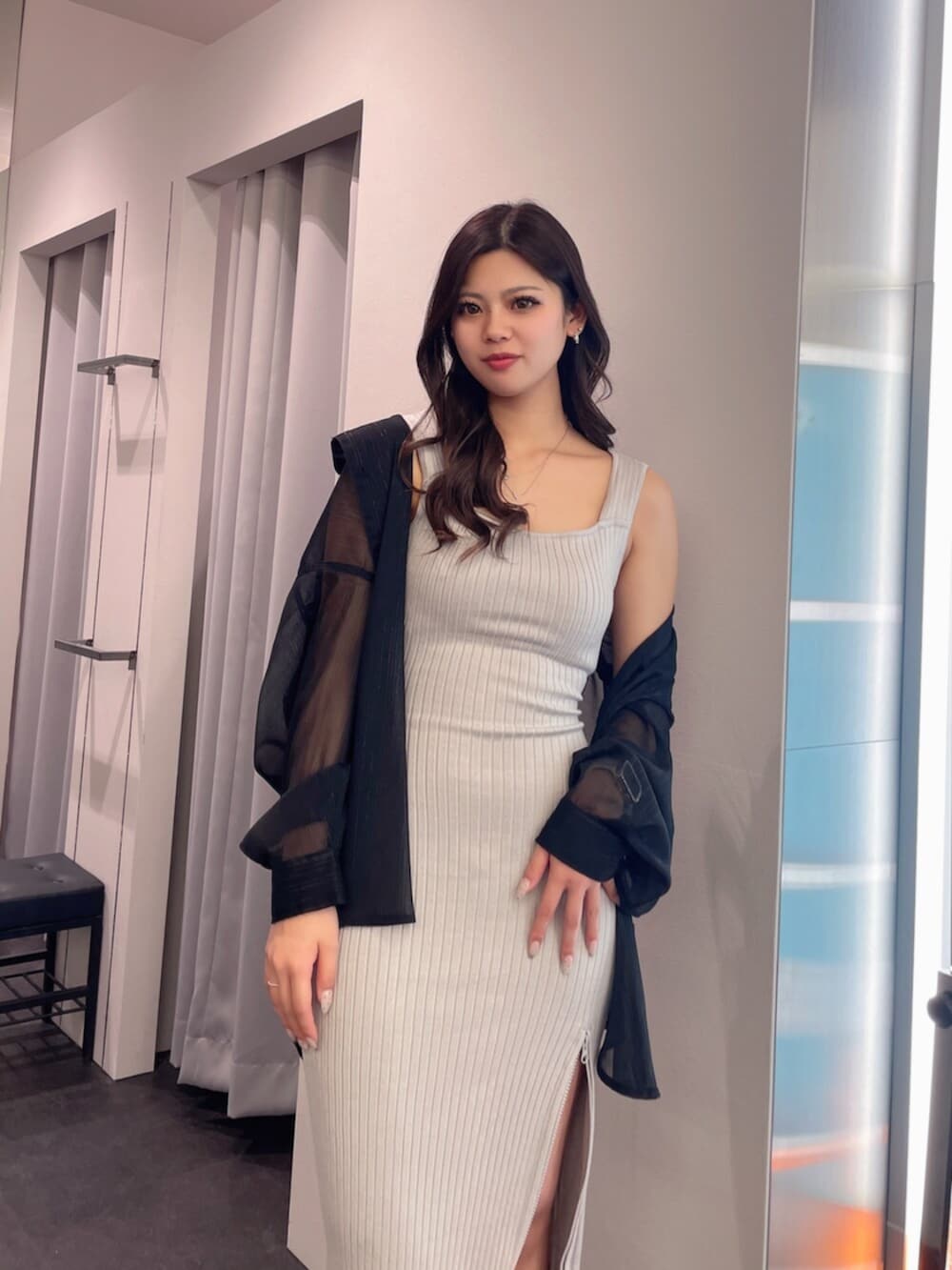 ブラック系のシャツ/ブラウス、グレー系のワンピース、ブラック系のサンダルを着用したレディースの春コーディネートの4枚目の写真