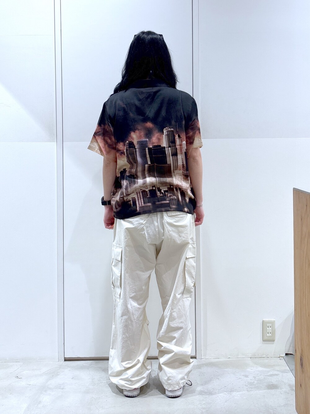ホワイト系のカーゴパンツ、ブラック系のタンクトップ、ブラック系のシャツ/ブラウスを着用したレディースの夏コーディネートの4枚目の写真