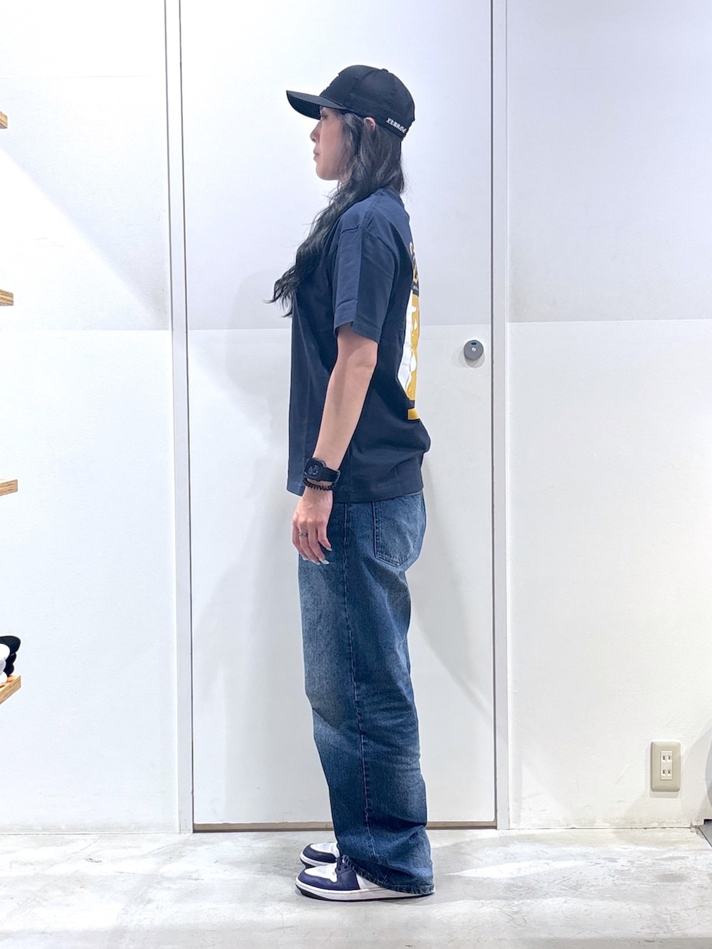 ブルー系のTシャツ/カットソー、ブルー系のデニムパンツ、ブラック系のキャップを着用したレディースの夏コーディネートの2枚目の写真