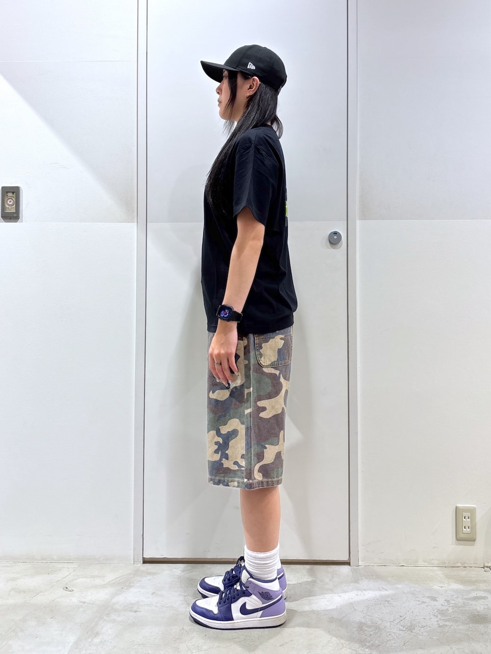 その他のその他パンツ、ブラック系のTシャツ/カットソー、ブラック系のキャップを着用したレディースの夏コーディネートの2枚目の写真
