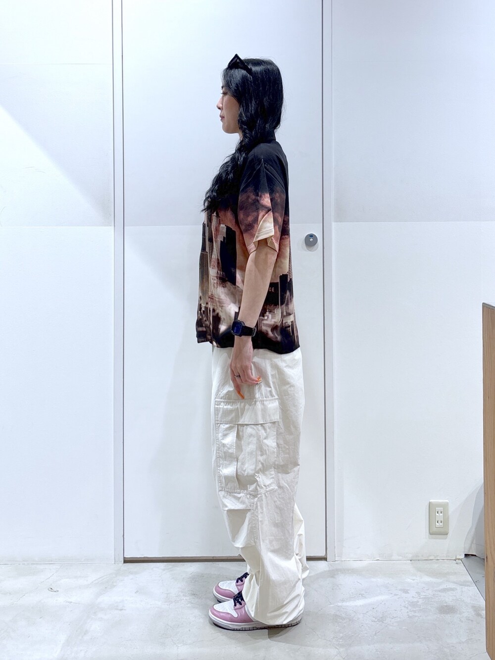 ホワイト系のカーゴパンツ、ブラック系のタンクトップ、ブラック系のシャツ/ブラウスを着用したレディースの夏コーディネートの3枚目の写真