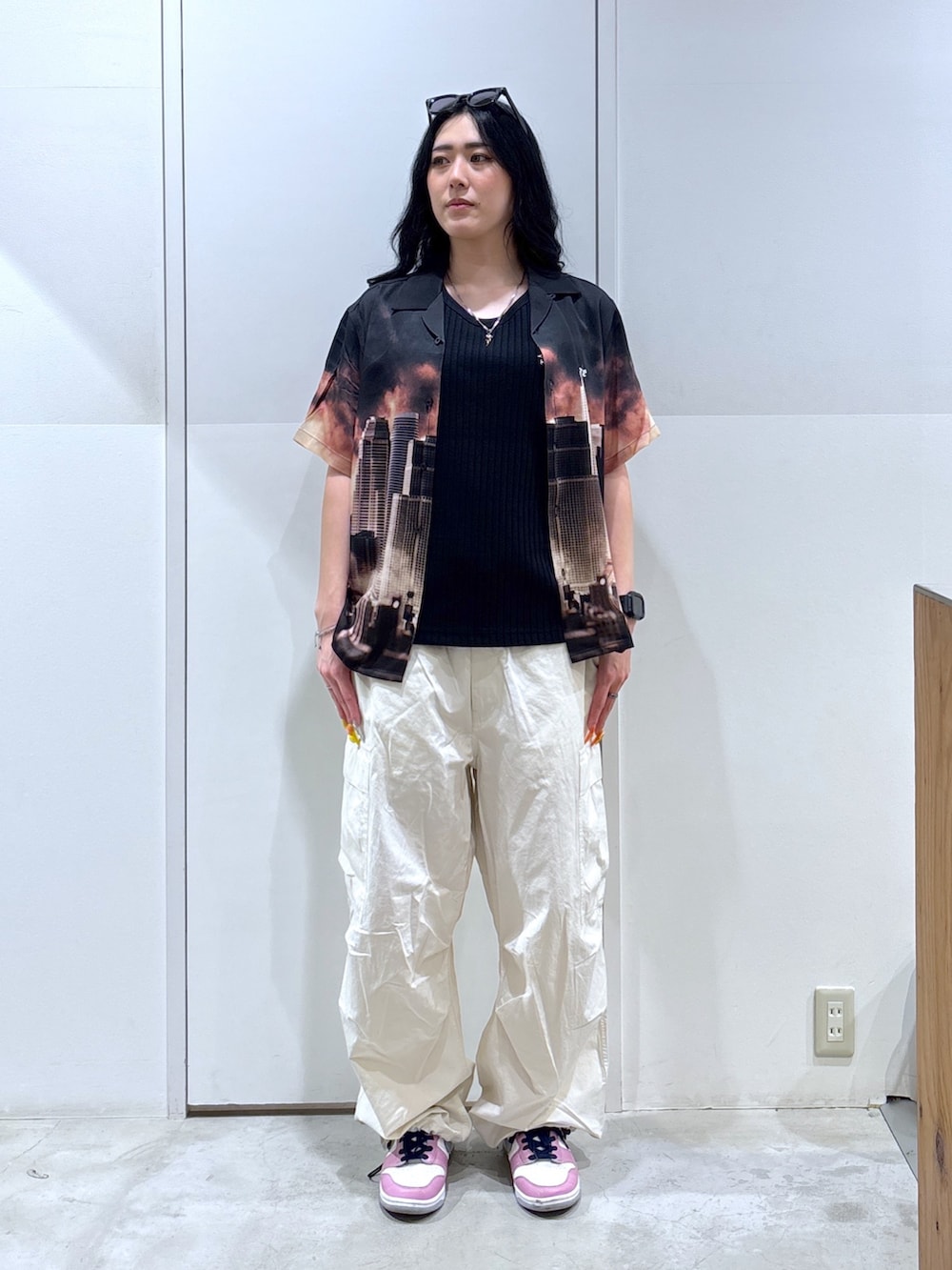 ホワイト系のカーゴパンツ、ブラック系のタンクトップ、ブラック系のシャツ/ブラウスを着用したレディースの夏コーディネートの2枚目の写真