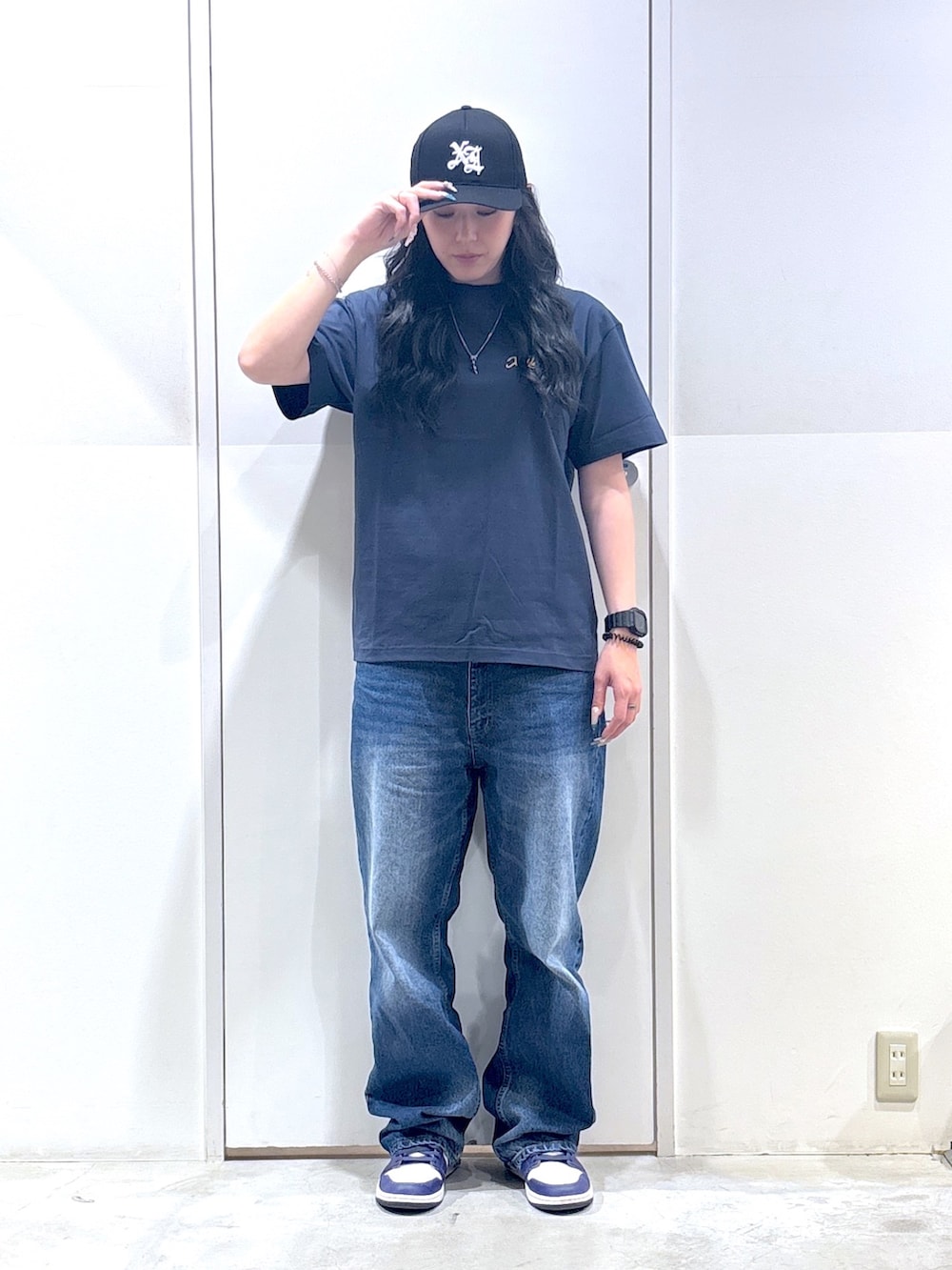 ブルー系のTシャツ/カットソー、ブルー系のデニムパンツ、ブラック系のキャップを着用したレディースの夏コーディネートの3枚目の写真
