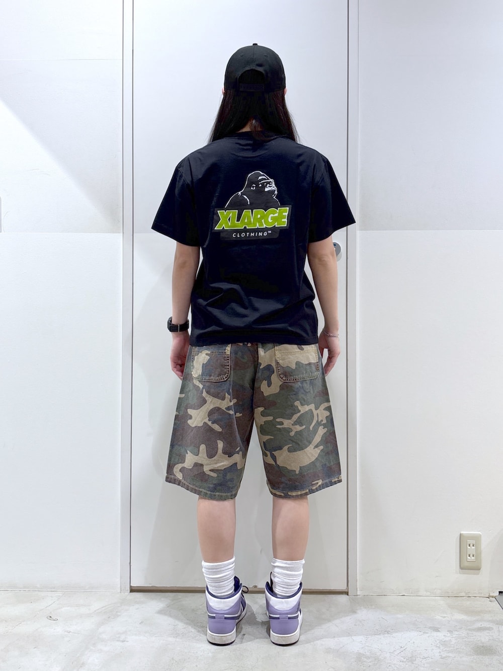 その他のその他パンツ、ブラック系のTシャツ/カットソー、ブラック系のキャップを着用したレディースの夏コーディネートの3枚目の写真