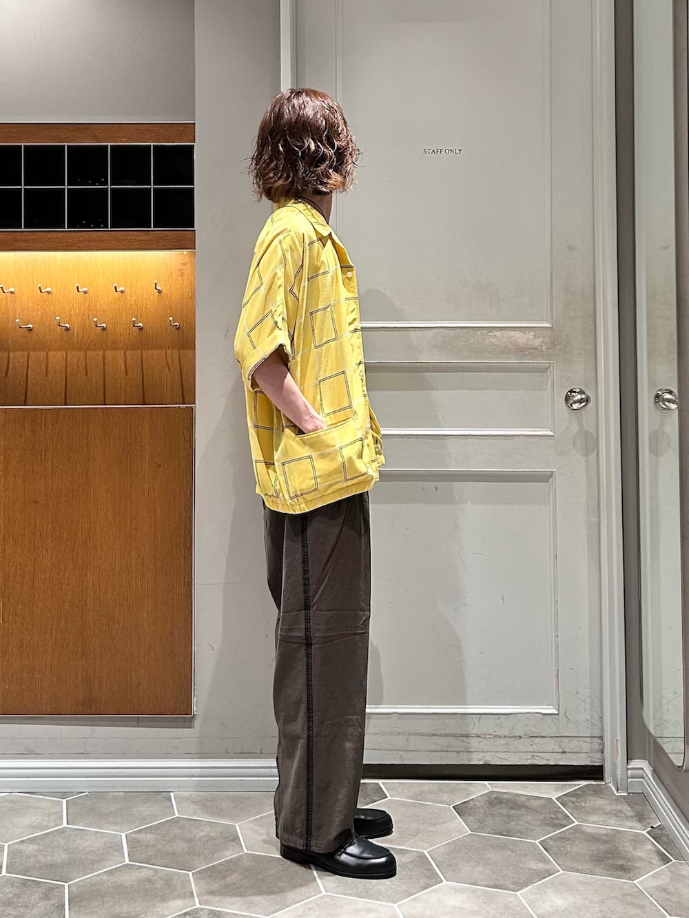 グリーン系のその他パンツ、ブラック系のタンクトップ、ブラック系のローファーを着用したメンズの夏コーディネートの2枚目の写真