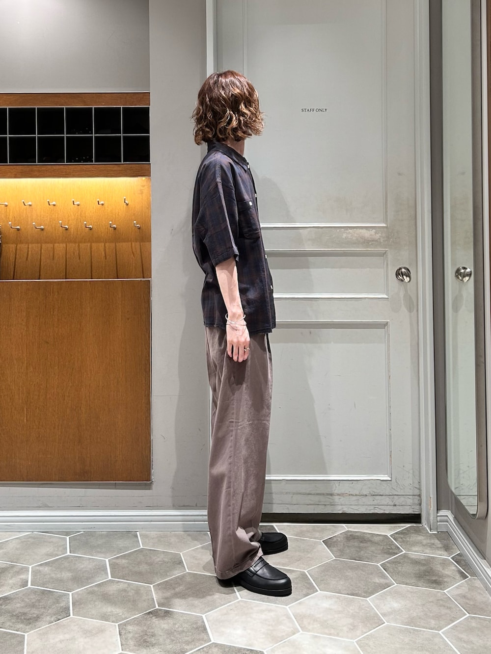 その他のシャツ/ブラウス、ブラウン系のデニムパンツ、ブラック系のローファーを着用したメンズの夏コーディネートの2枚目の写真
