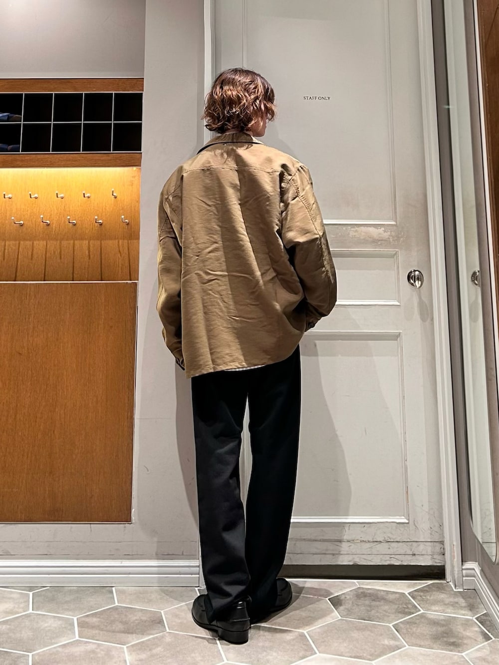 グリーン系のブルゾン、ベージュ系のシャツ/ブラウス、ブラック系のデニムパンツを着用したメンズの春コーディネートの3枚目の写真