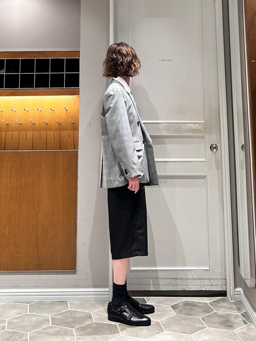 グレー系のテーラードジャケット、ブラック系のその他パンツ、ブラック系のドレスシューズを着用したメンズの春コーディネートの2枚目の写真