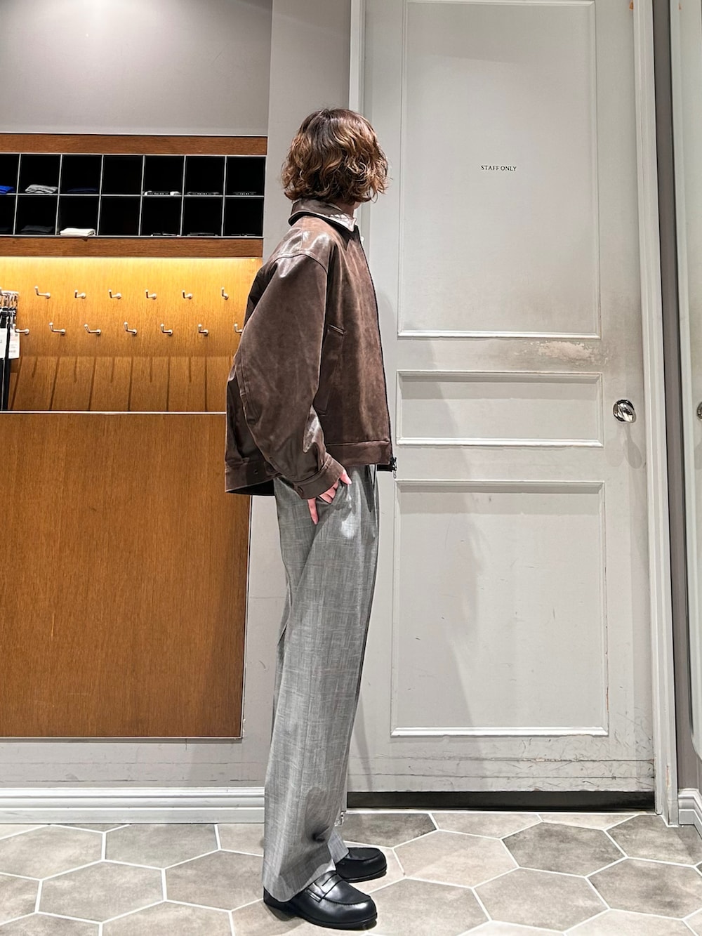 ブラック系のローファー、イエロー系のシャツ/ブラウス、グレー系のスラックスを着用したメンズの春コーディネートの2枚目の写真