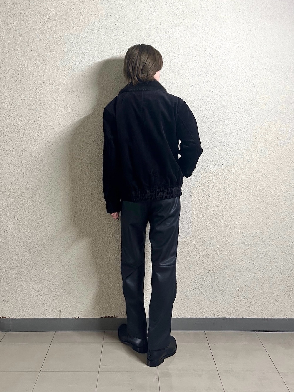 ブラック系のブーツ、ブラウン系のブルゾン、ブラック系のその他パンツを着用したメンズの春コーディネートの3枚目の写真