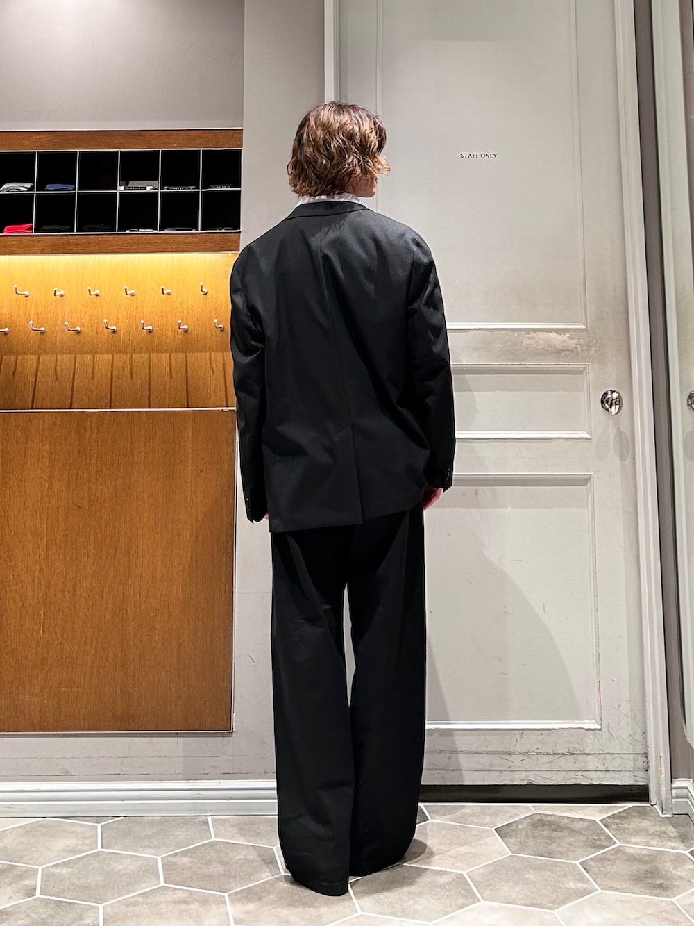 グレー系のシャツ/ブラウス、ブラック系のテーラードジャケット、ブラック系のその他パンツを着用したメンズの春コーディネートの4枚目の写真