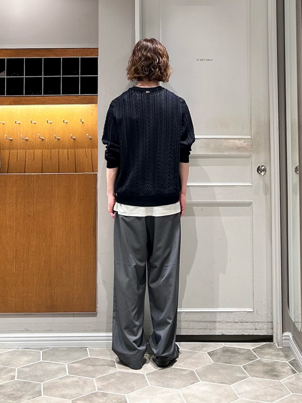 ブルー系のニット/セーター、グレー系のその他パンツ、ホワイト系のタンクトップを着用したメンズの夏コーディネートの3枚目の写真