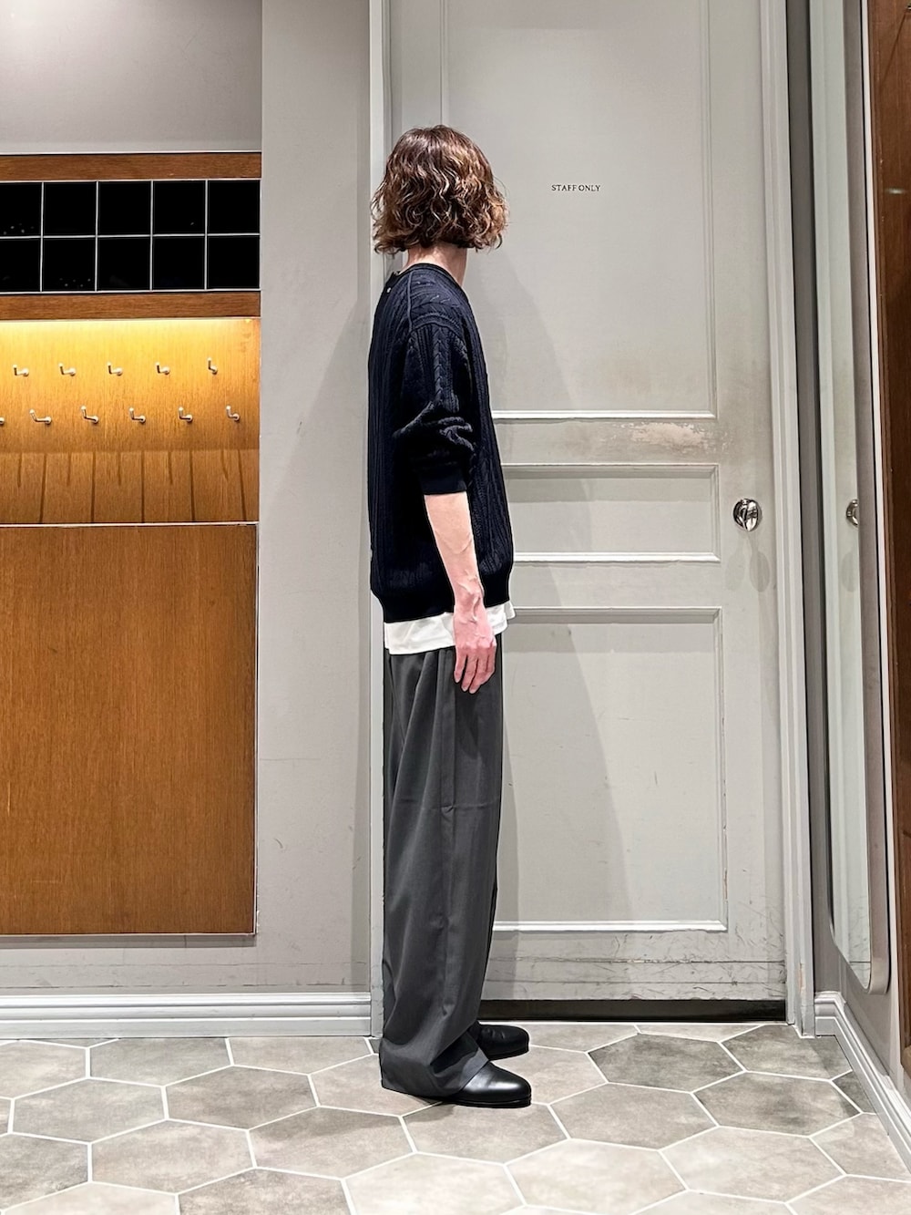 ブルー系のニット/セーター、グレー系のその他パンツ、ホワイト系のタンクトップを着用したメンズの夏コーディネートの2枚目の写真