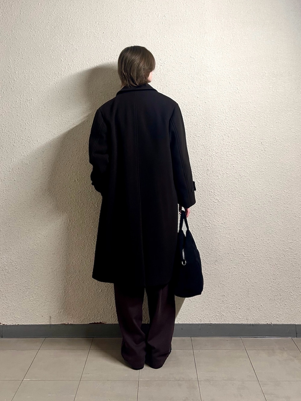 ブラウン系のその他アウター、ブラウン系のスウェットパンツ、ブラック系のハンドバッグを着用したメンズの春コーディネートの3枚目の写真