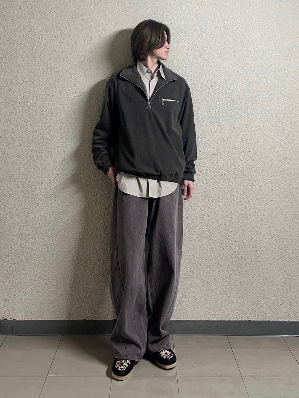 ベージュ系のシャツ/ブラウス、グレー系のスウェット、ブラウン系のその他アウターを着用したメンズの春コーディネートの2枚目の写真