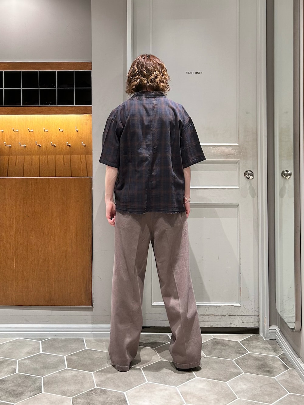 その他のシャツ/ブラウス、ブラウン系のデニムパンツ、ブラック系のローファーを着用したメンズの夏コーディネートの3枚目の写真