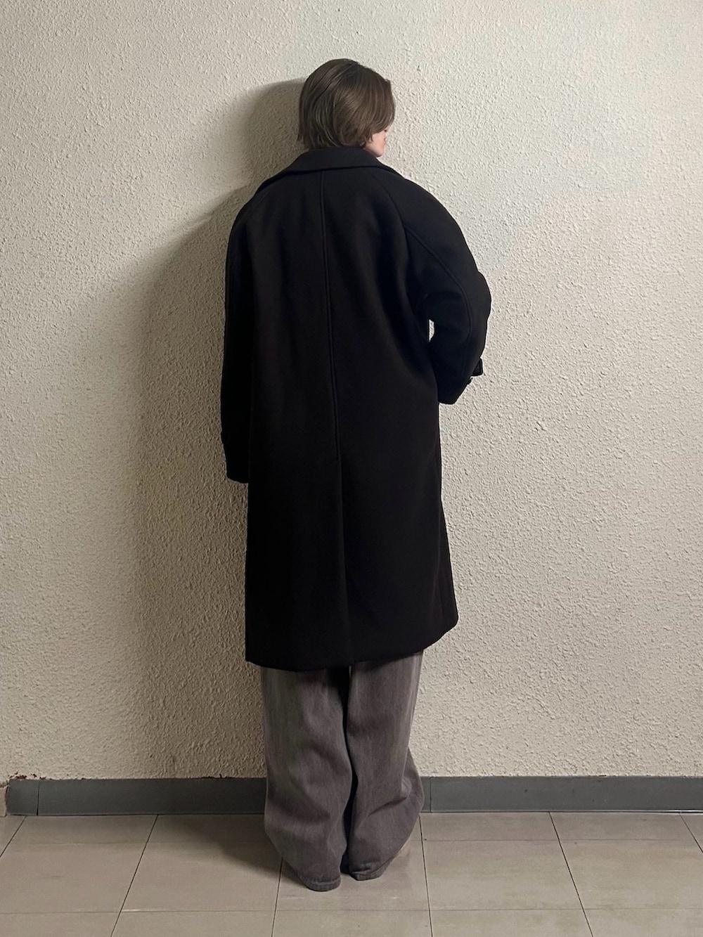 ベージュ系のシャツ/ブラウス、グレー系のスウェット、ブラウン系のその他アウターを着用したメンズの春コーディネートの4枚目の写真