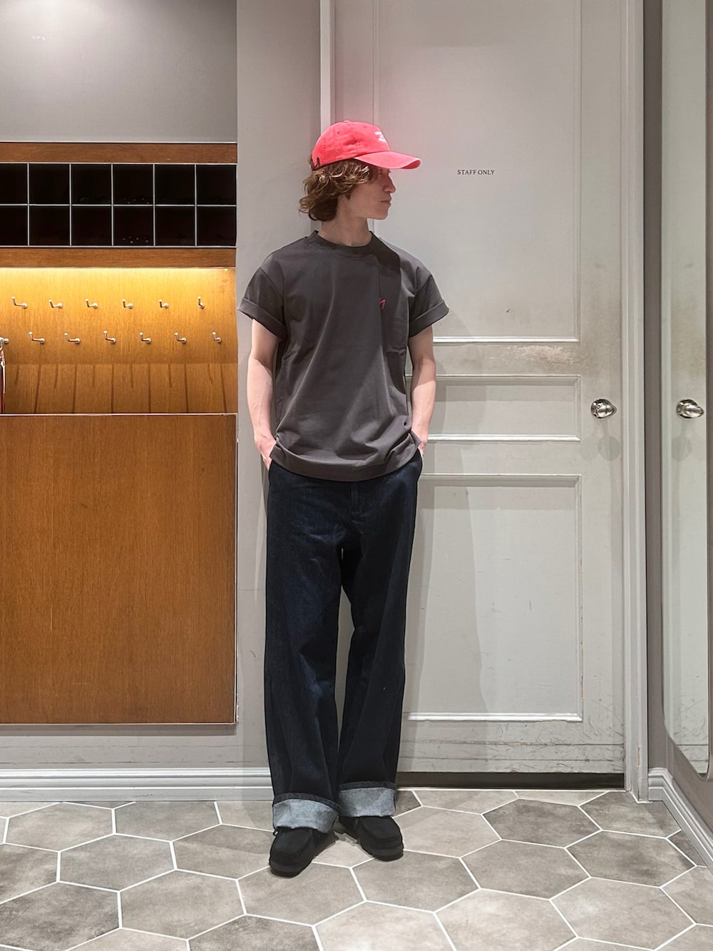 グレー系のTシャツ/カットソー、ブラック系のその他シューズ、ブルー系のデニムパンツを着用したメンズの夏コーディネートの3枚目の写真