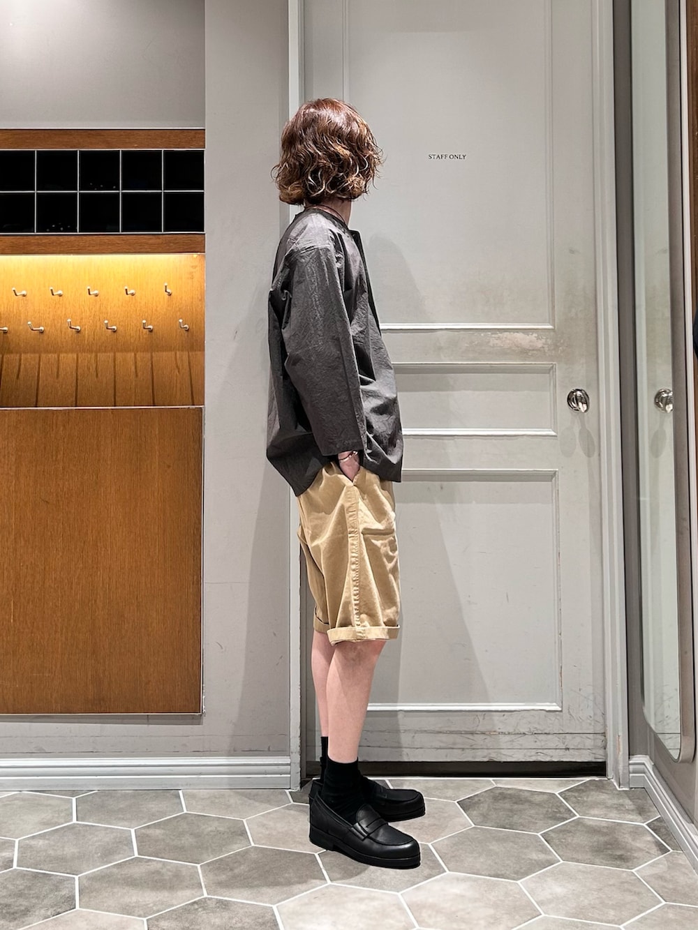 ベージュ系のその他パンツ、ブラック系のローファー、グレー系のシャツ/ブラウスを着用したメンズの夏コーディネートの2枚目の写真