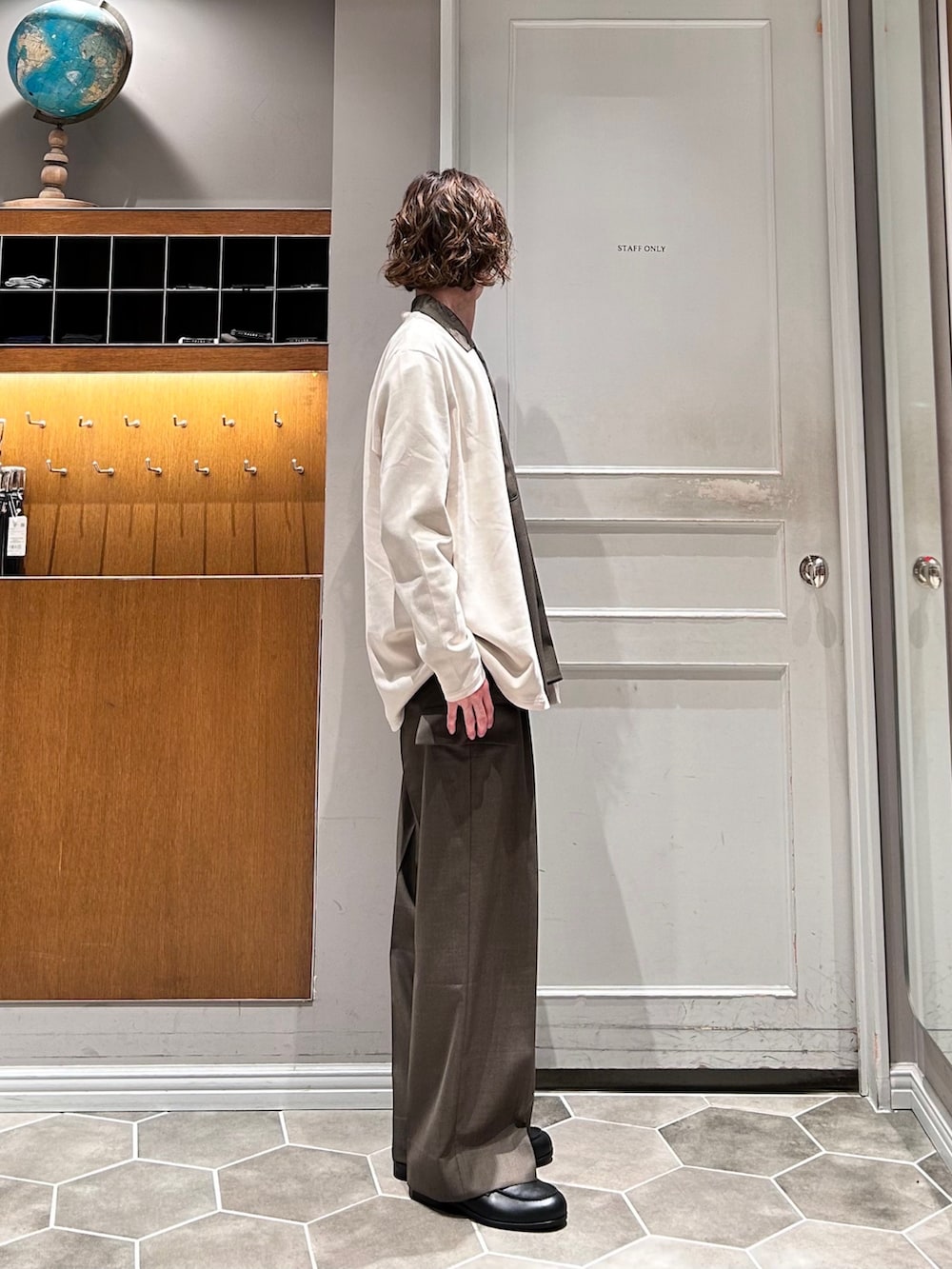 グリーン系のシャツ/ブラウス、グリーン系のカーゴパンツ、ブラック系のローファーを着用したメンズの春コーディネートの2枚目の写真