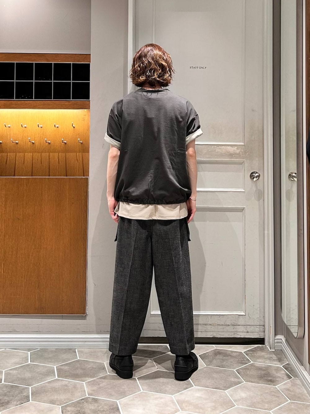 ベージュ系のTシャツ/カットソー、ブラック系のローファー、グレー系のTシャツ/カットソーを着用したメンズの夏コーディネートの3枚目の写真