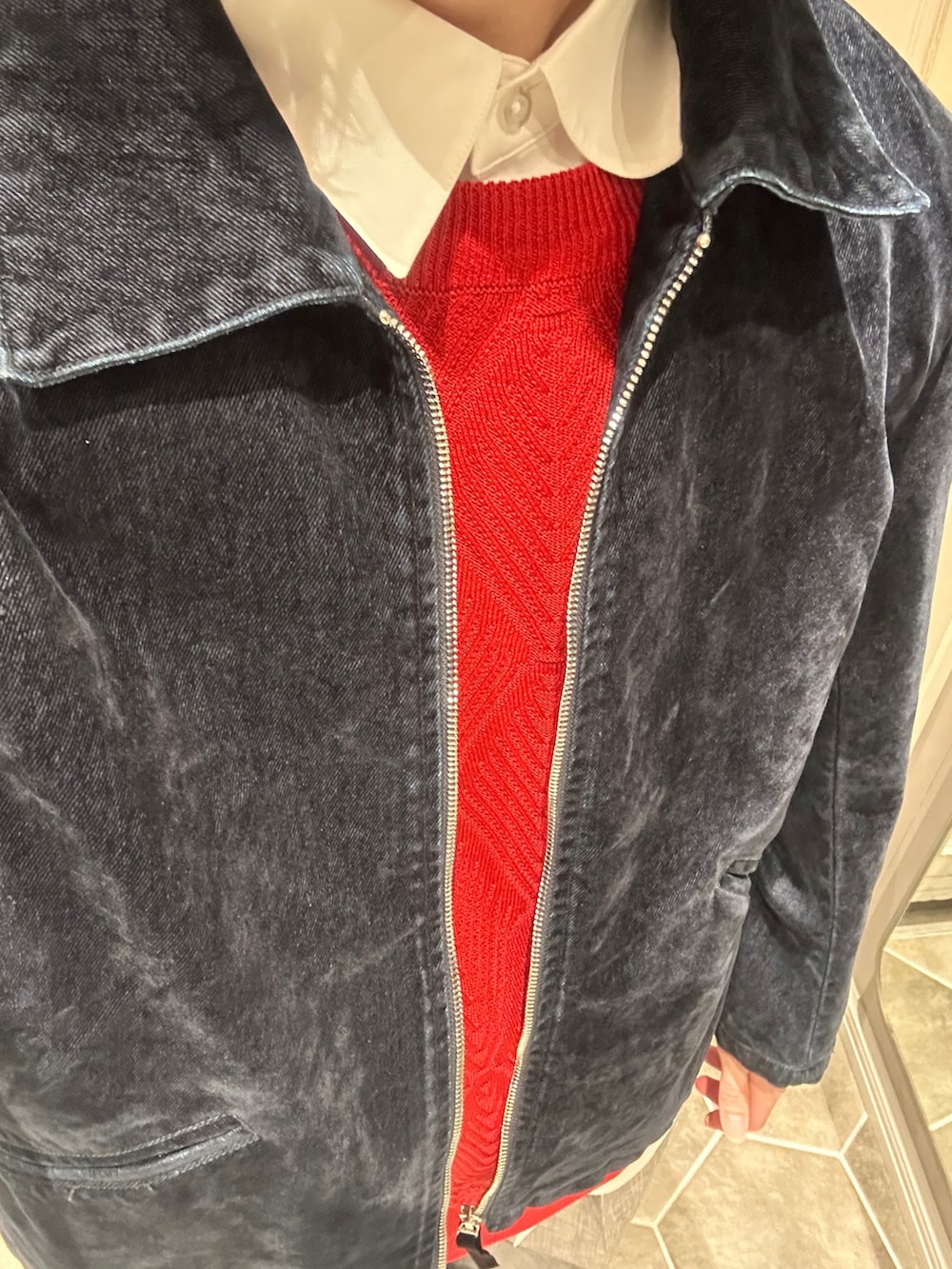 レッド系のニット/セーター、ブルー系のブルゾン、グレー系のスラックスを着用したメンズの春コーディネートの4枚目の写真