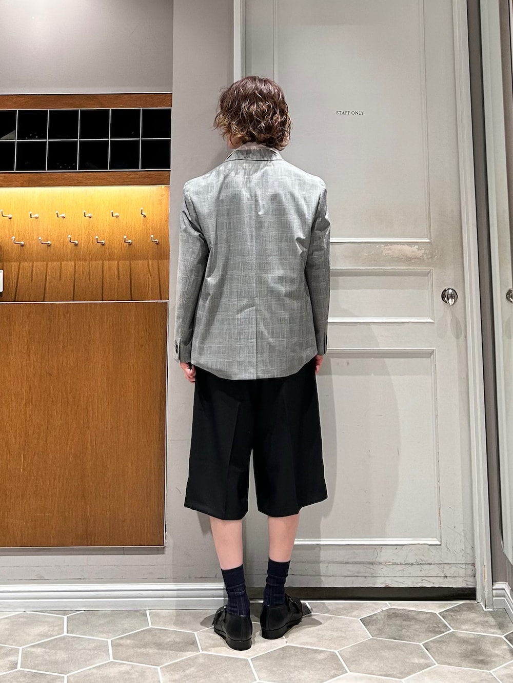 グレー系のテーラードジャケット、ブラック系のその他パンツ、ブラック系のドレスシューズを着用したメンズの春コーディネートの3枚目の写真