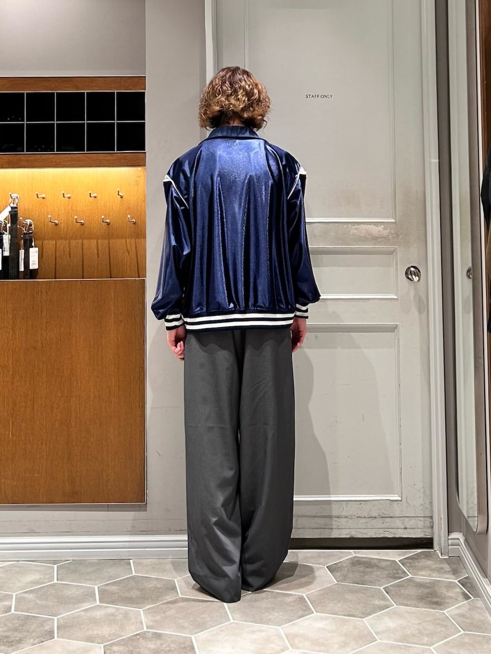 グレー系のその他パンツ、ブラック系のドレスシューズ、ブルー系のジャケット/アウターを着用したメンズの夏コーディネートの3枚目の写真