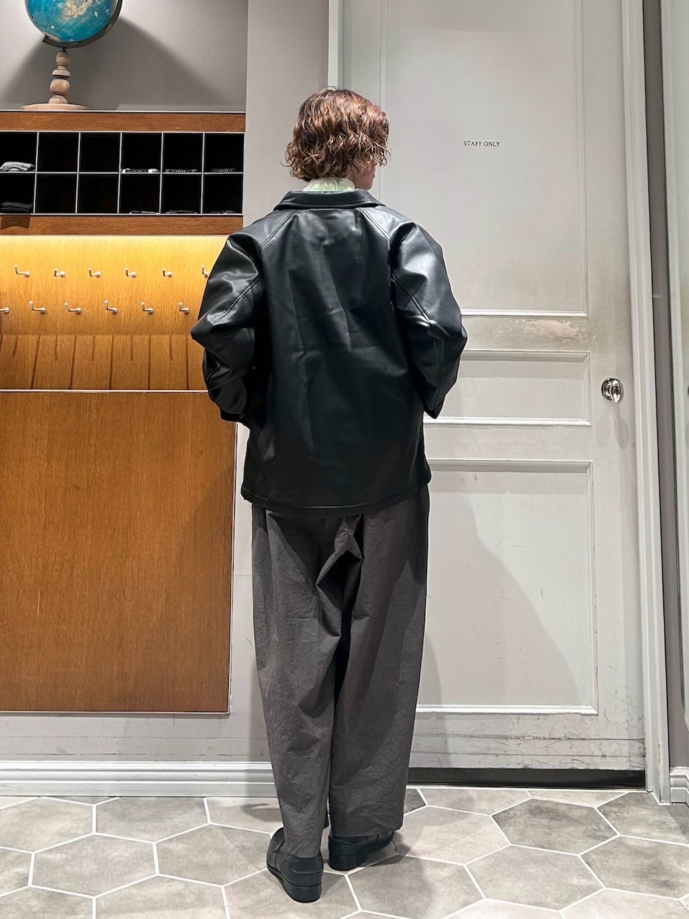 グリーン系のシャツ/ブラウス、ブラック系のブルゾン、ブラック系のローファーを着用したメンズの春コーディネートの3枚目の写真