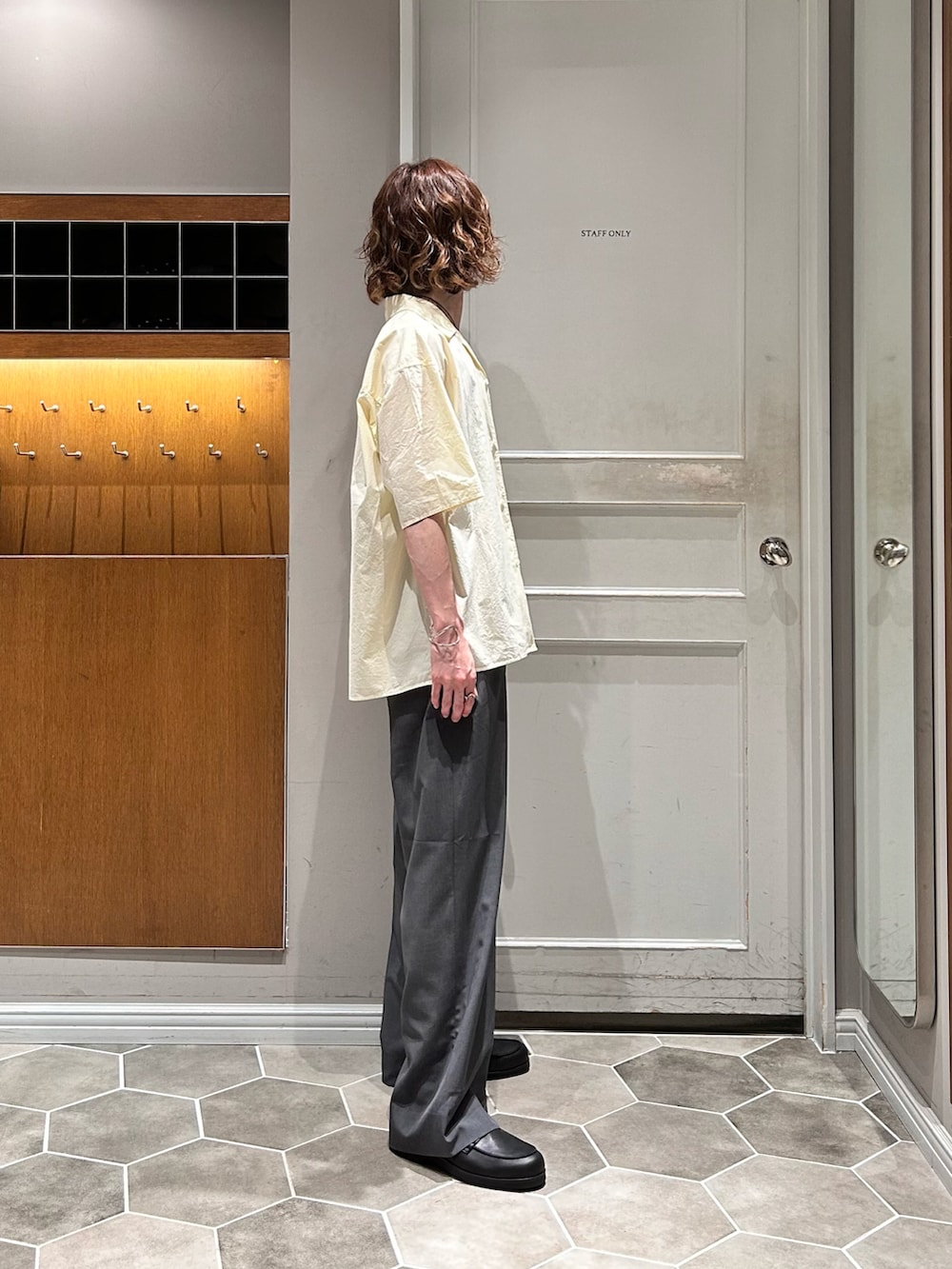 グレー系のその他パンツ、ブラック系のローファー、ベージュ系のシャツ/ブラウスを着用したメンズの夏コーディネートの2枚目の写真