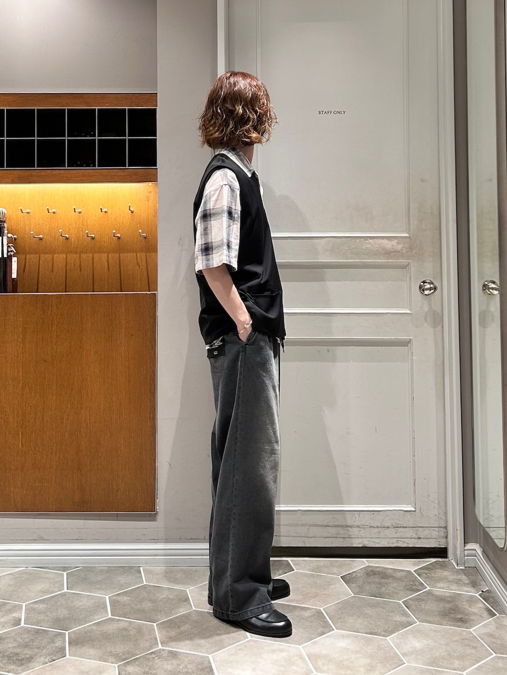 その他のシャツ/ブラウス、ブラック系のデニムパンツ、ブラック系のローファーを着用したメンズの夏コーディネートの2枚目の写真