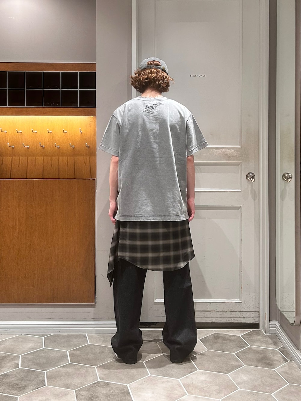 グレー系のTシャツ/カットソー、グリーン系のシャツ/ブラウス、ブラック系のその他シューズを着用したメンズの夏コーディネートの3枚目の写真