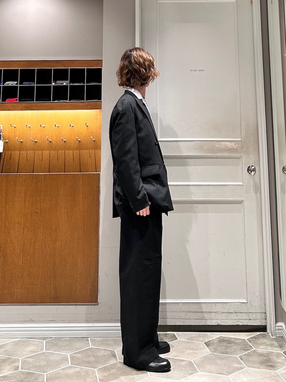 グレー系のシャツ/ブラウス、ブラック系のテーラードジャケット、ブラック系のその他パンツを着用したメンズの春コーディネートの3枚目の写真