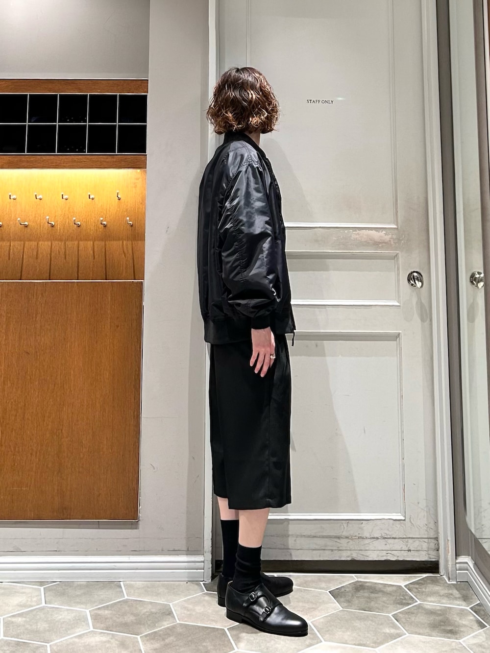 ブラック系のドレスシューズ、ブラック系のその他パンツ、ブラック系のMA-1を着用したメンズの春コーディネートの2枚目の写真