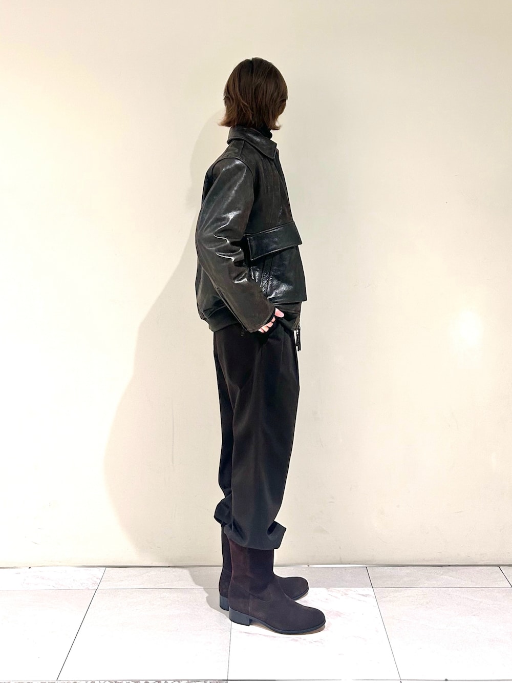 ブラウン系のシャツ/ブラウス、その他のライダースジャケット、ブラウン系のブーツを着用したメンズの春コーディネートの2枚目の写真