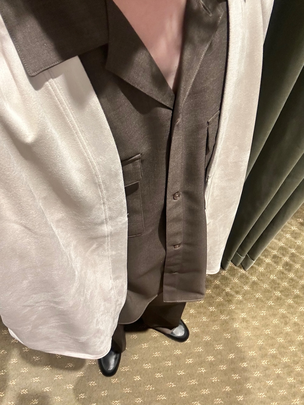 グリーン系のシャツ/ブラウス、グリーン系のカーゴパンツ、ブラック系のローファーを着用したメンズの春コーディネートの4枚目の写真