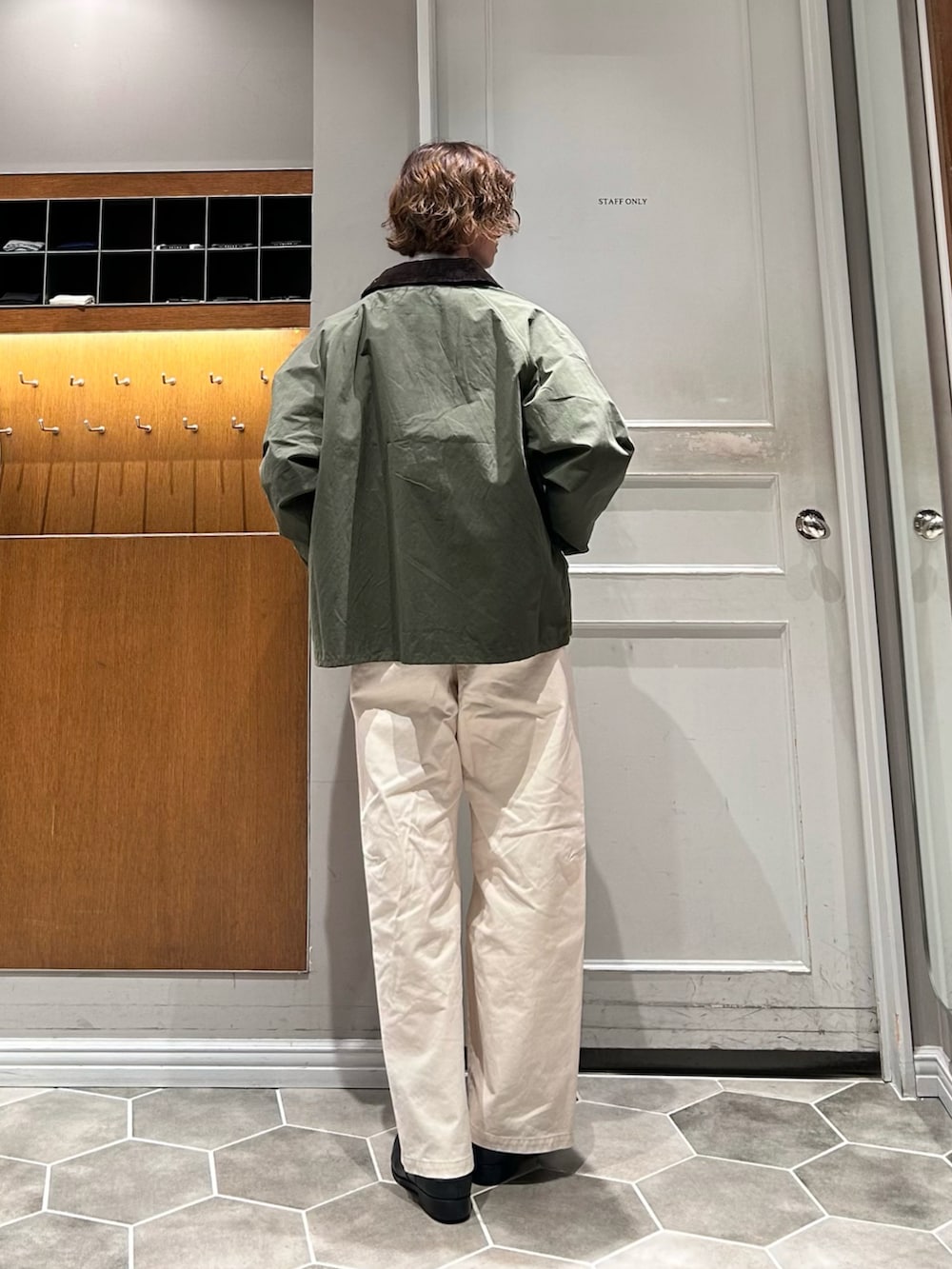 グリーン系のその他アウター、ホワイト系のチノパンツ、ブラック系のローファーを着用したメンズの春コーディネートの3枚目の写真