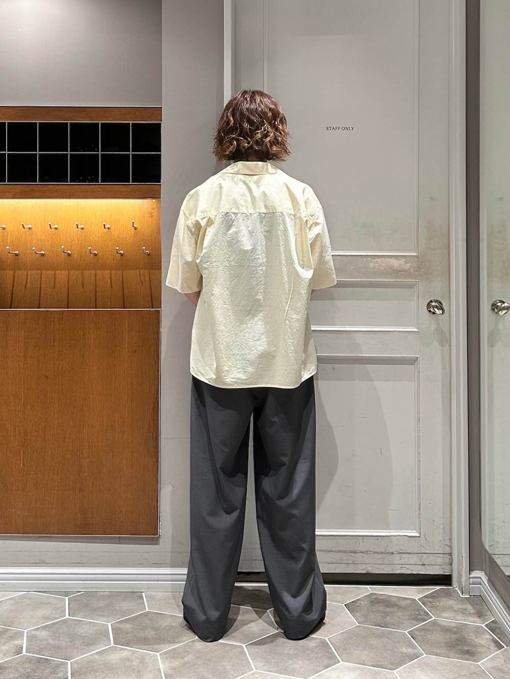 グレー系のその他パンツ、ブラック系のローファー、ベージュ系のシャツ/ブラウスを着用したメンズの夏コーディネートの3枚目の写真