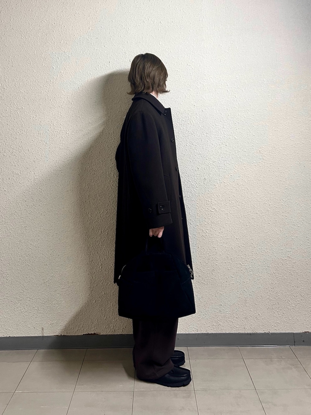 ブラウン系のその他アウター、ブラウン系のスウェットパンツ、ブラック系のハンドバッグを着用したメンズの春コーディネートの2枚目の写真