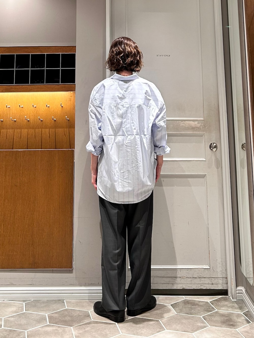 ブルー系のシャツ/ブラウス、グレー系のスラックス、ブラック系のドレスシューズを着用したメンズの春コーディネートの3枚目の写真