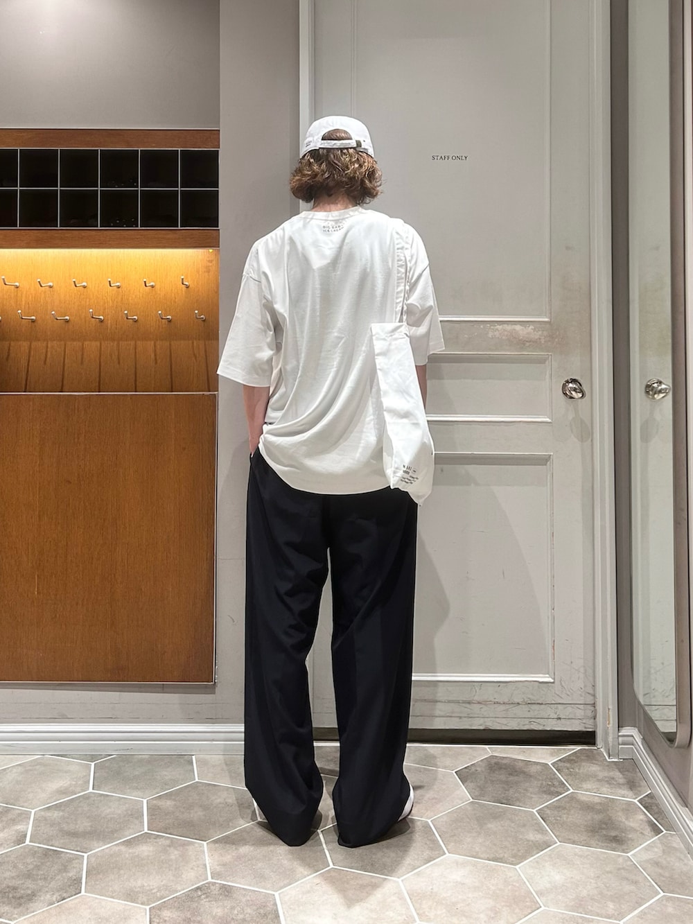 ホワイト系のTシャツ/カットソー、ホワイト系のトートバッグ、グレー系のその他パンツを着用したメンズの夏コーディネートの3枚目の写真