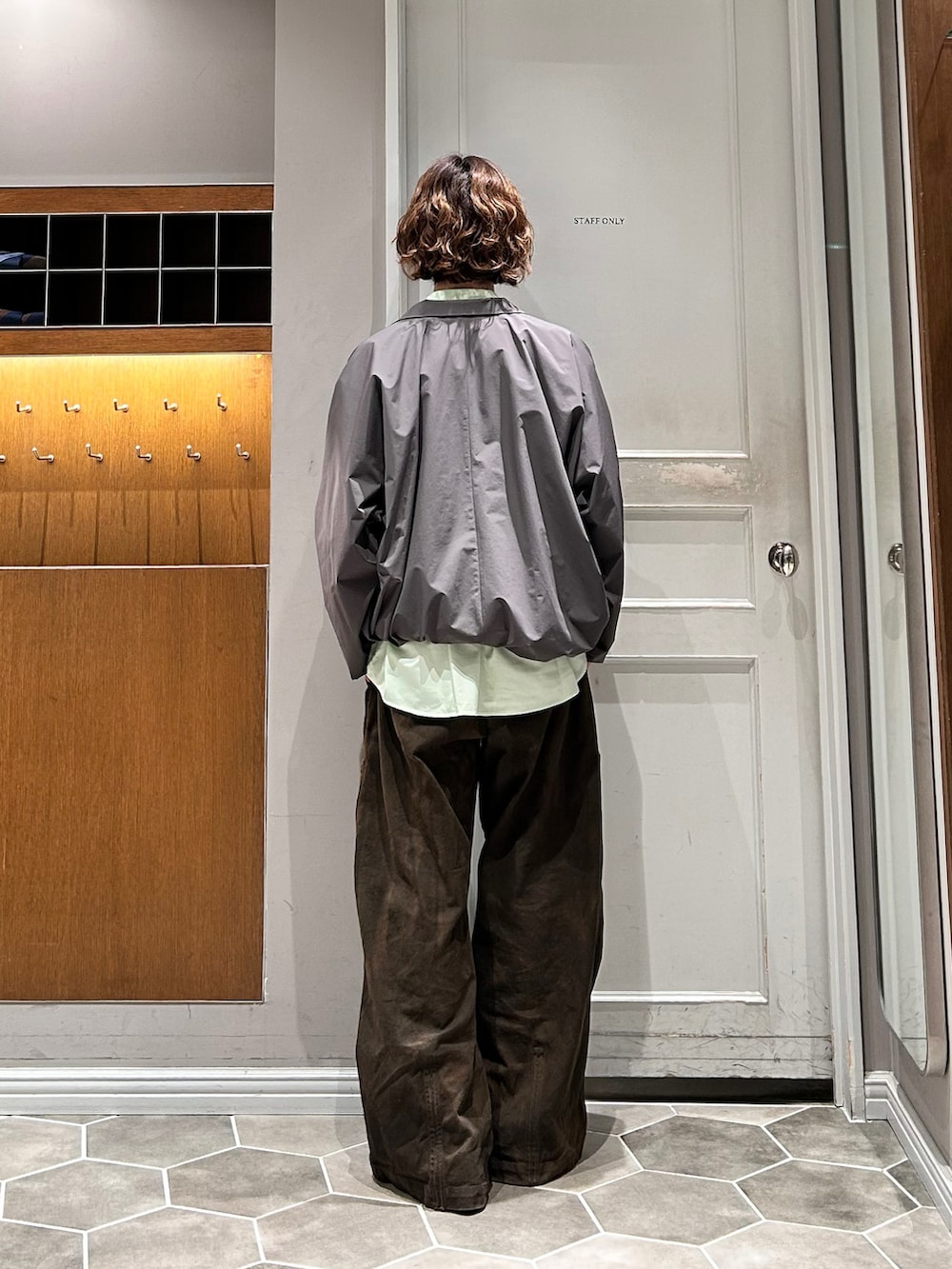 グリーン系のシャツ/ブラウス、ブラウン系のその他パンツ、ブラック系のドレスシューズを着用したメンズの春コーディネートの3枚目の写真