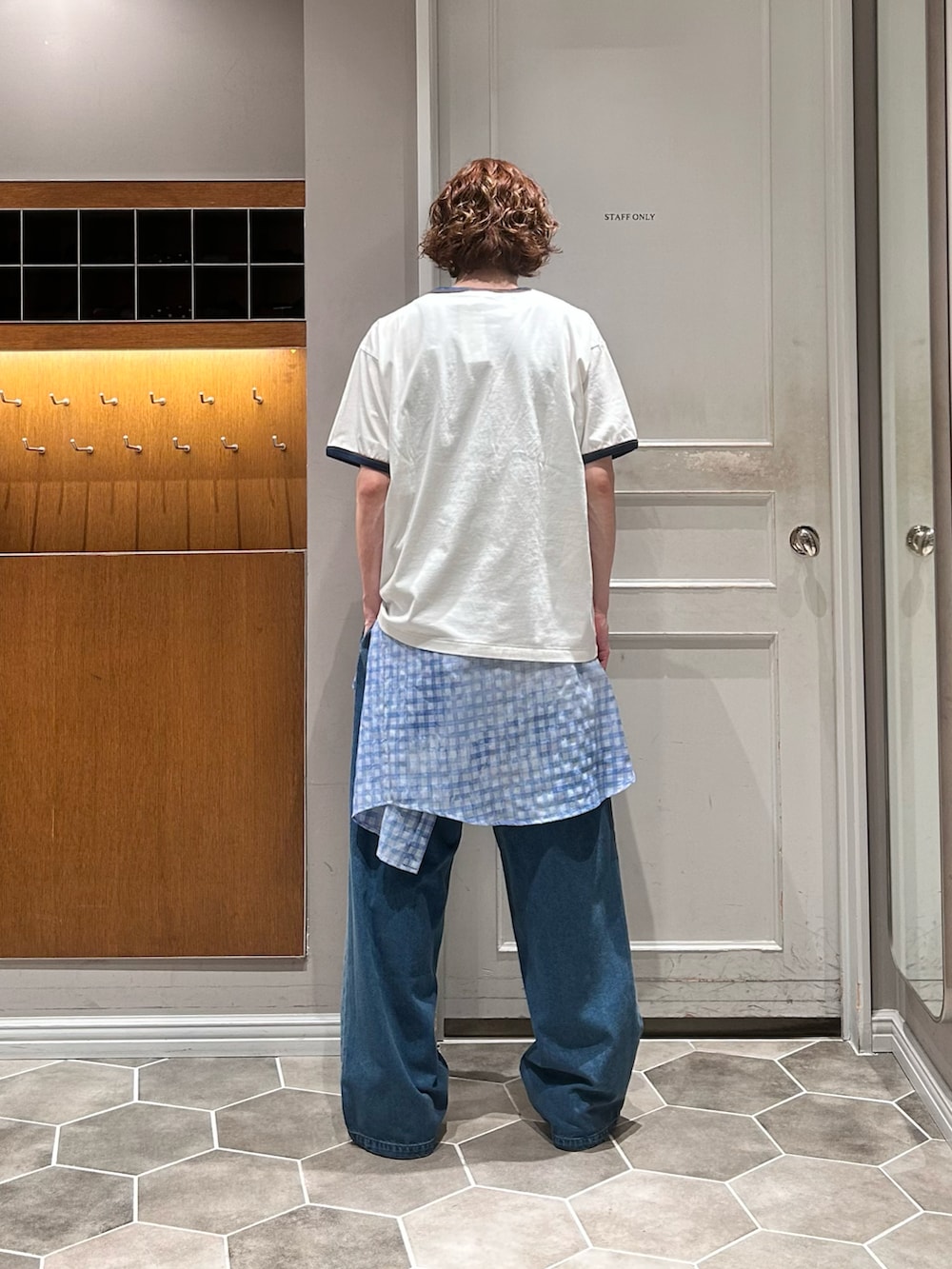 ブルー系のデニムパンツ、ホワイト系のTシャツ/カットソー、ブルー系のシャツ/ブラウスを着用したメンズの秋コーディネートの3枚目の写真