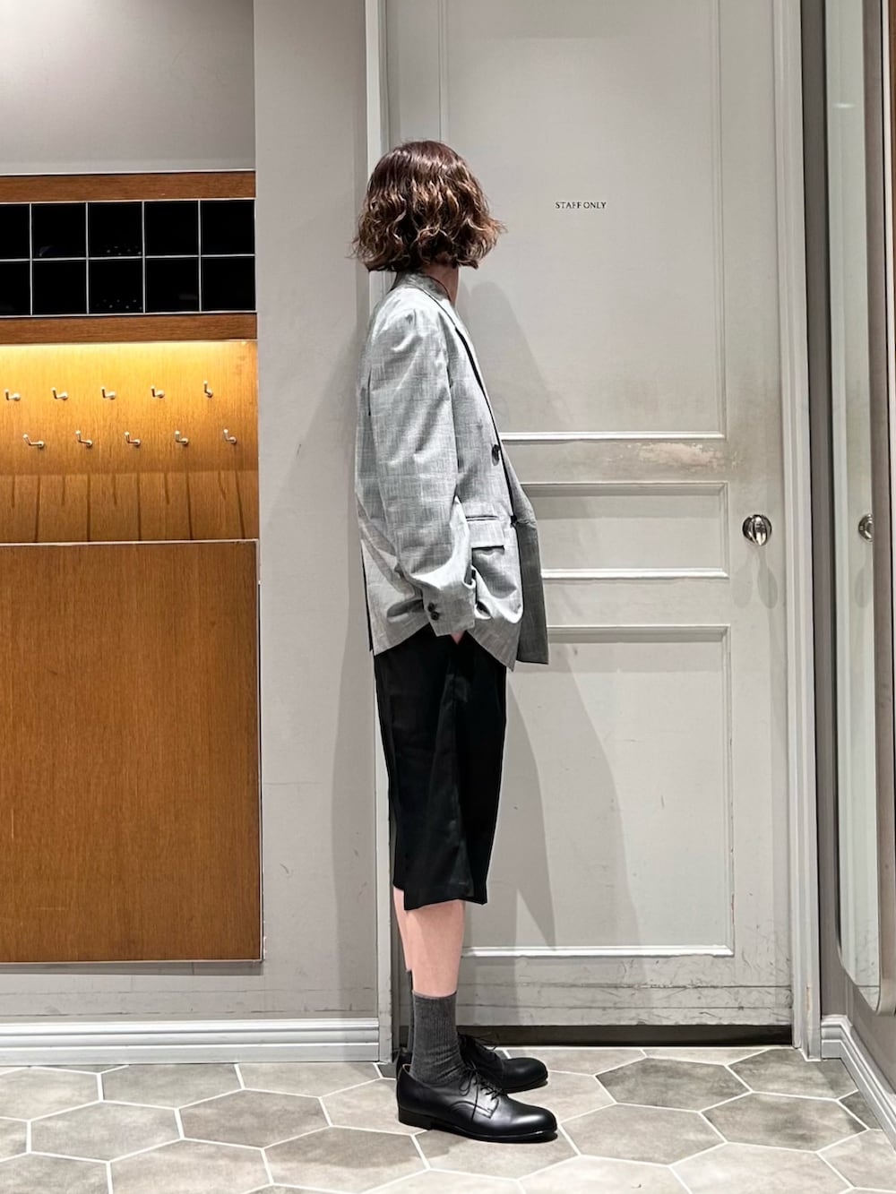 グレー系のテーラードジャケット、ブラック系のタンクトップ、ブラック系のその他パンツを着用したメンズの夏コーディネートの2枚目の写真