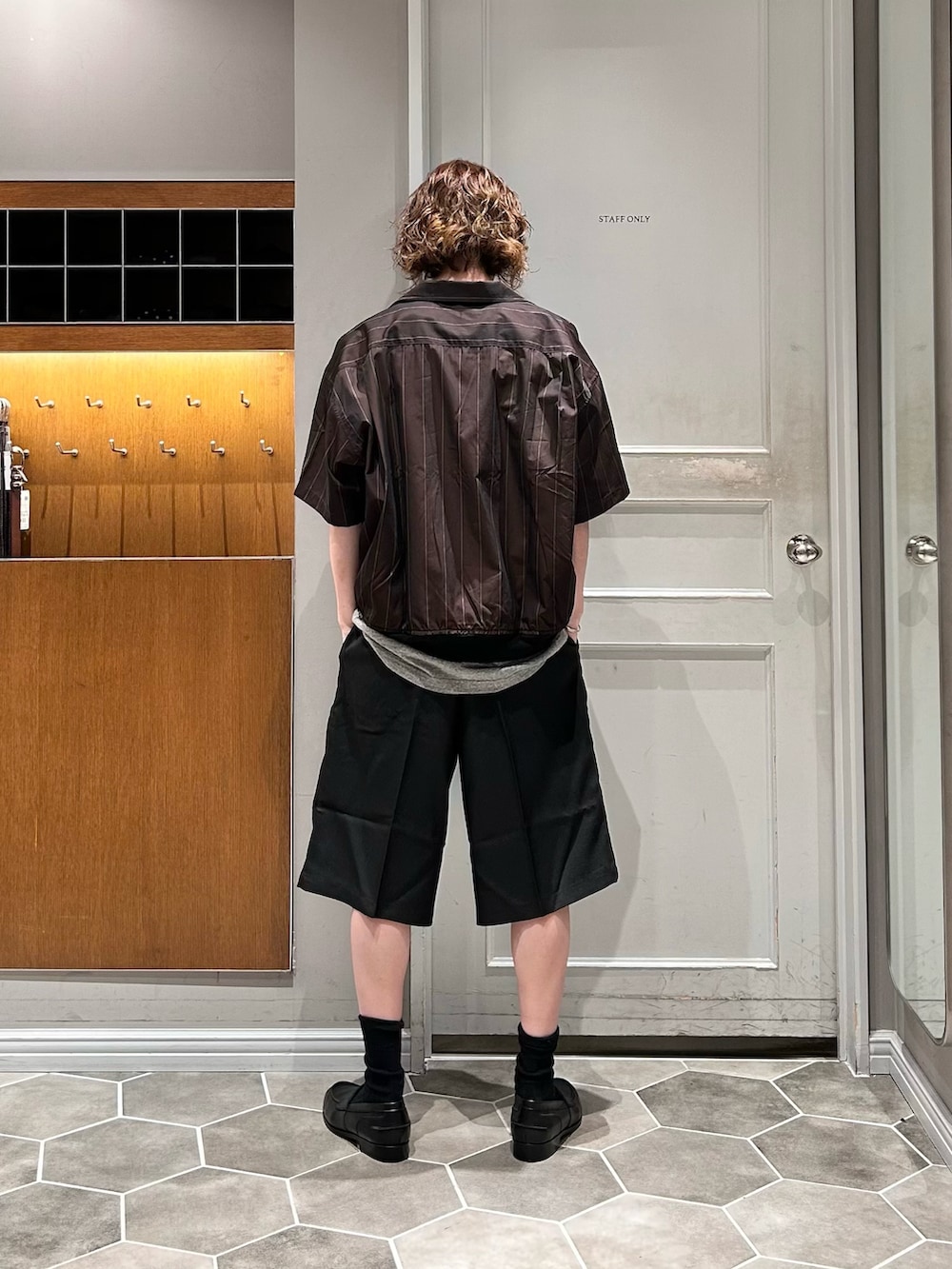 グレー系のタンクトップ、ブラック系のその他パンツ、ブラック系のローファーを着用したメンズの夏コーディネートの3枚目の写真