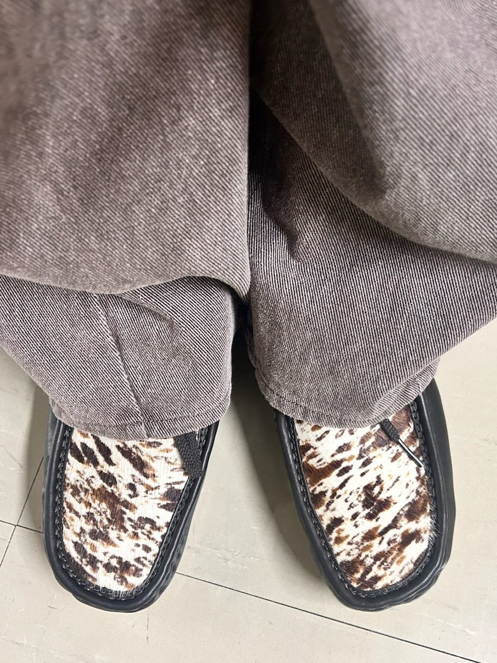 ベージュ系のシャツ/ブラウス、グレー系のスウェット、ブラウン系のその他アウターを着用したメンズの春コーディネートの5枚目の写真